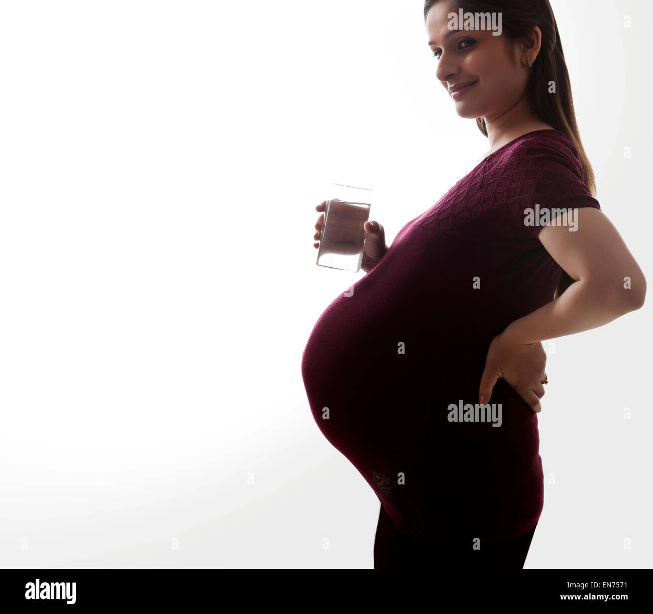 Schwangere Frau mit einem Glas Wasser Stockfoto