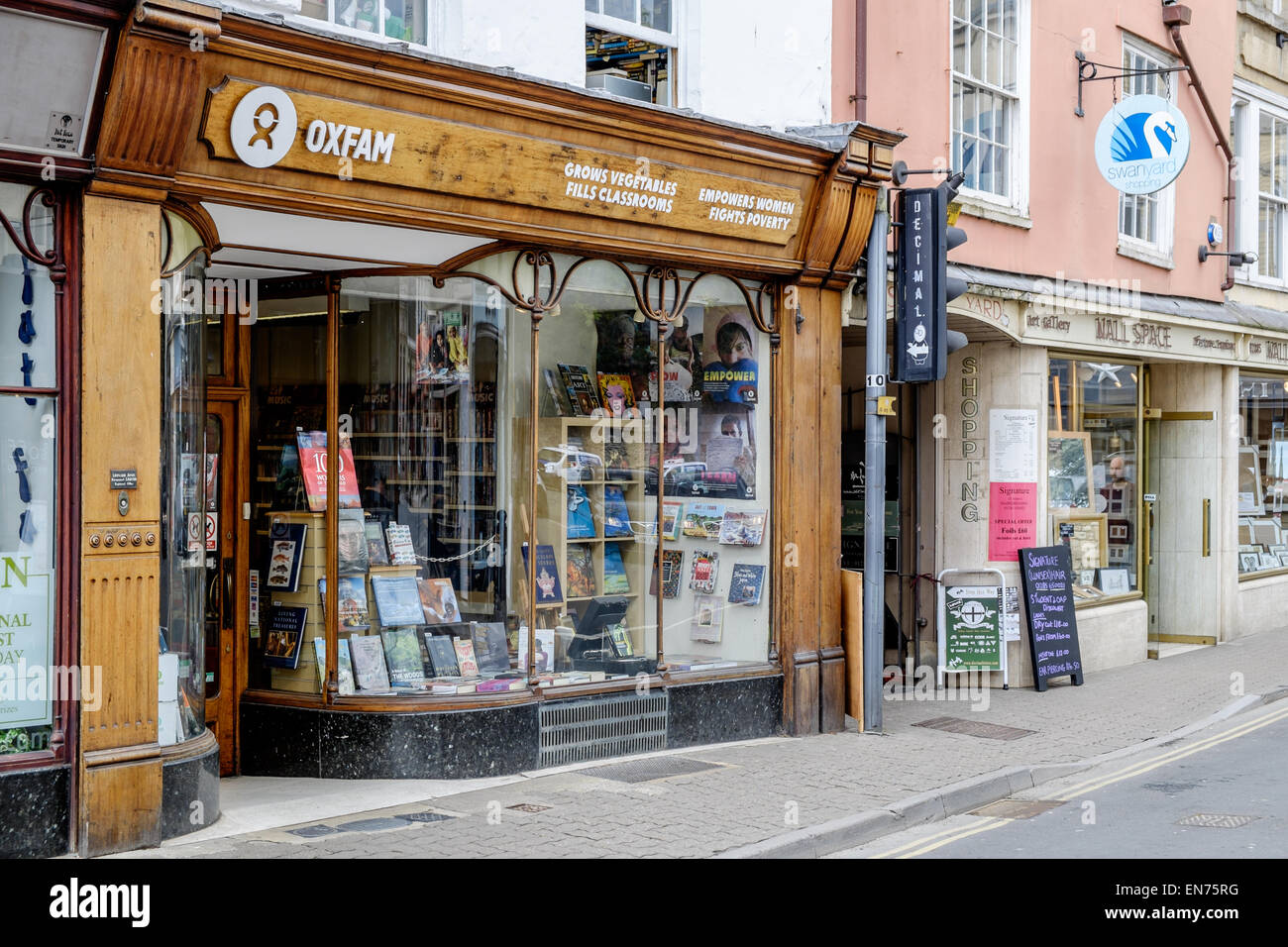 Die vorderen äußeren Schaufenster Shops Oxfam shop ein Charity-Geschäft in Cirencester, Gloucestershire, UK. Stockfoto