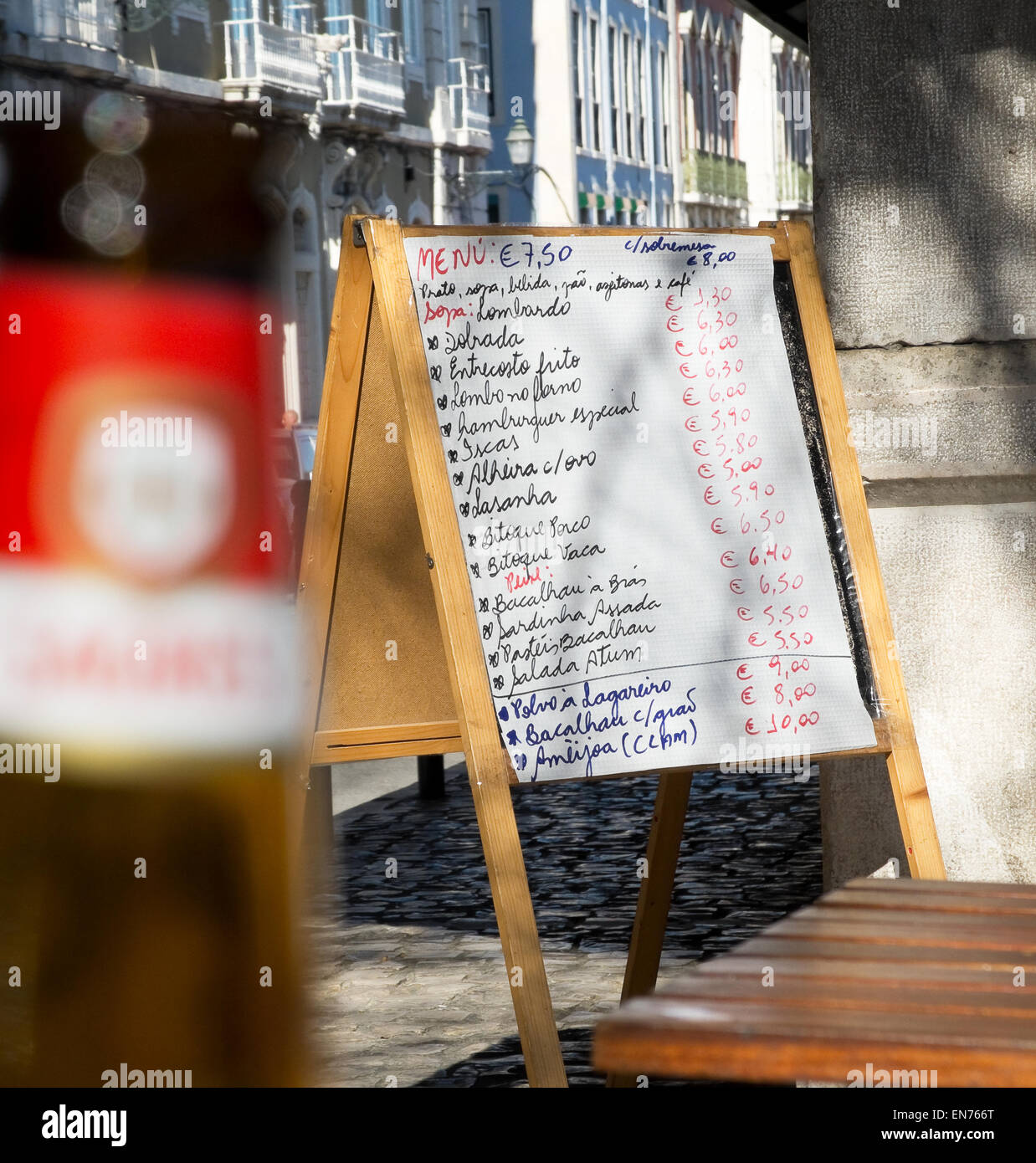 Speisekarte des Restaurants Blackboard auf Portugiesisch geschrieben. Stockfoto