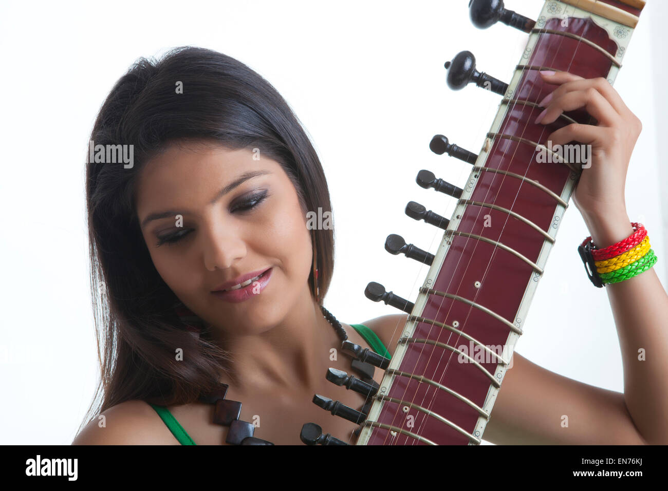 Junge Frau spielt sitar Stockfoto