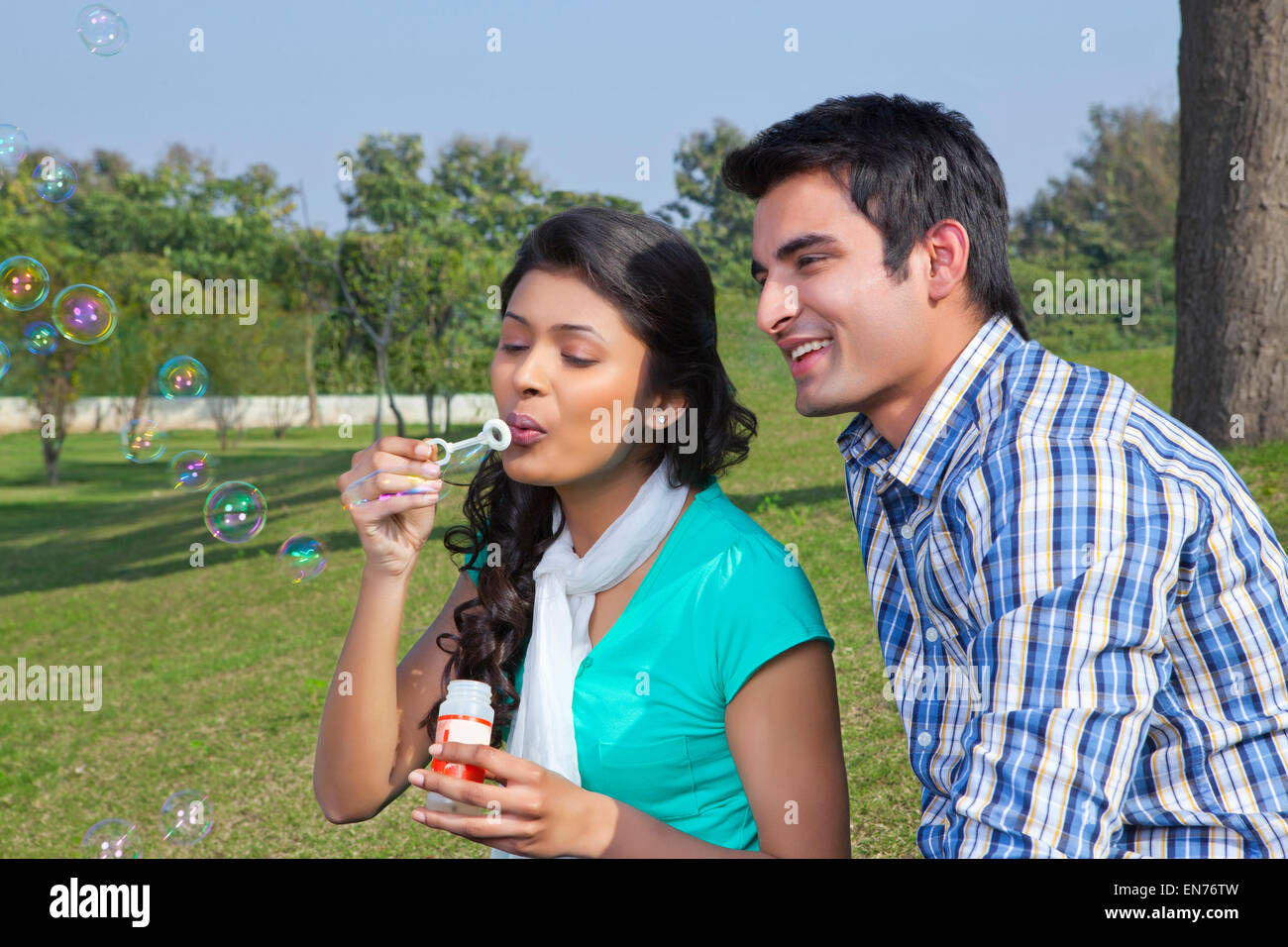 Paar machen Online-Transaktion Stockfoto