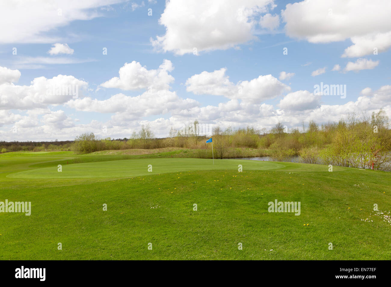 ein Golfplatz mit gepflegten Rasenflächen in ländlicher Umgebung Stockfoto