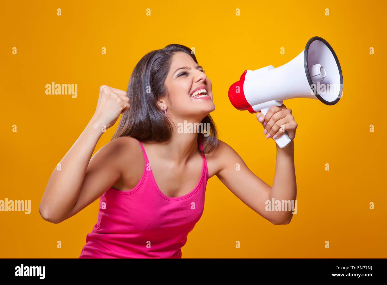 Junge Frau schreiend in ein Megaphon Stockfoto
