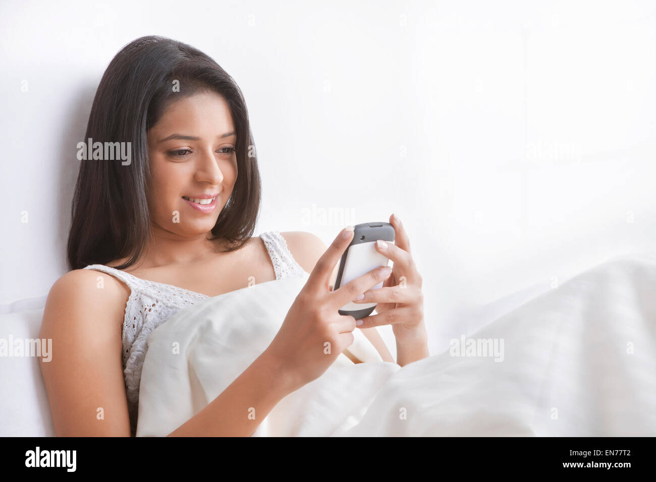 Mädchen lesen Sms auf Handy Stockfoto