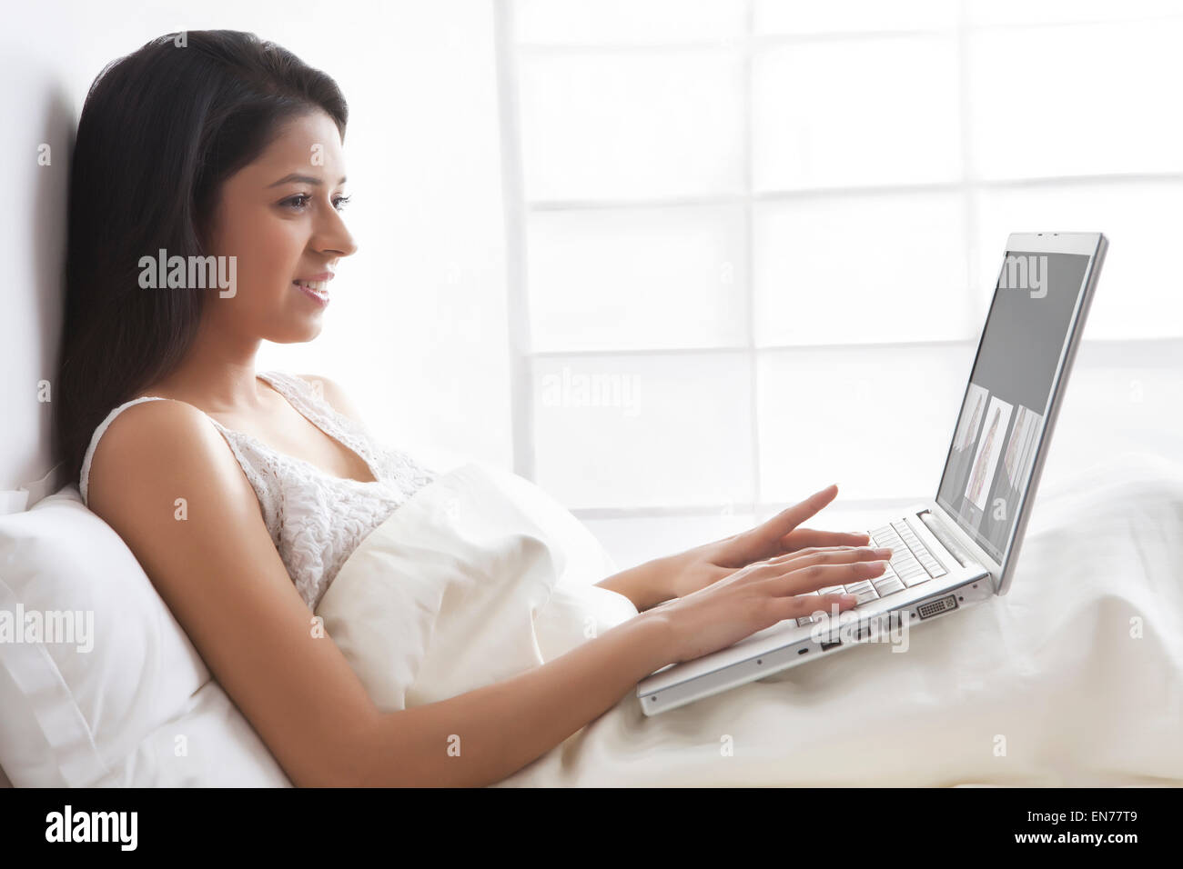 Mädchen mit laptop Stockfoto