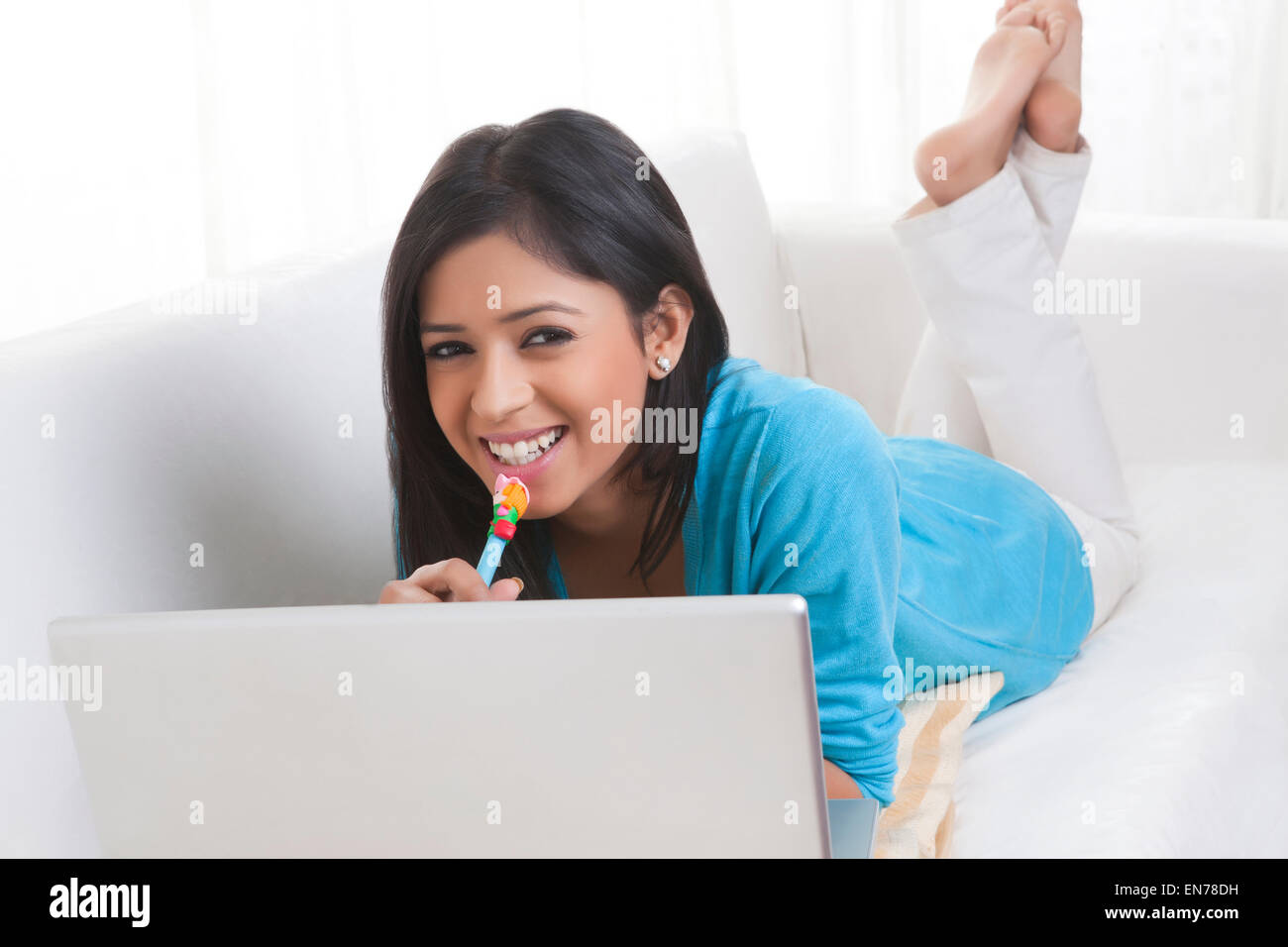 Porträt eines Mädchens mit Laptop lächelnd Stockfoto