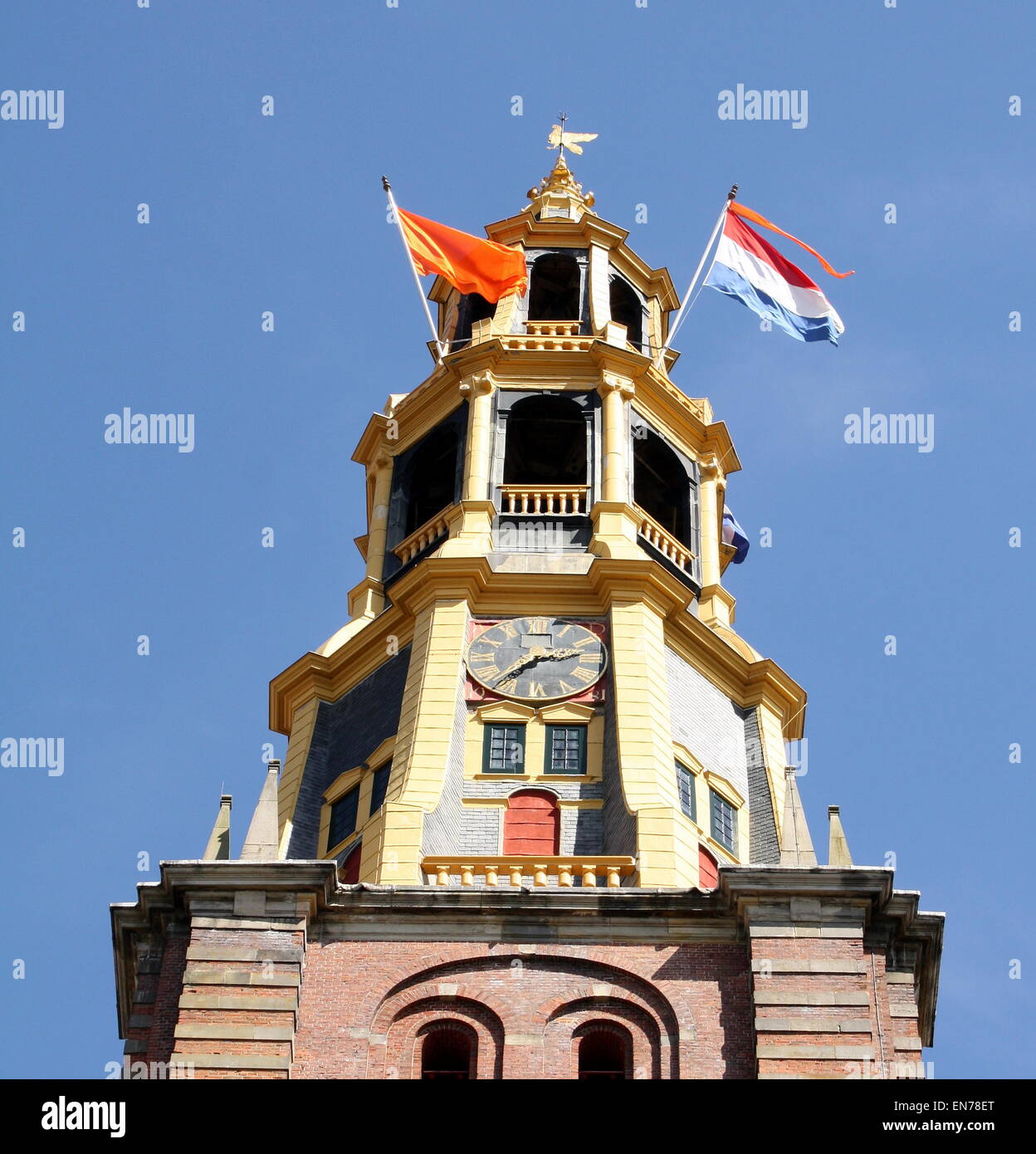 Der Aa-Kirche am Tag des Königs in der Stadt Groningen. Niederlande Stockfoto