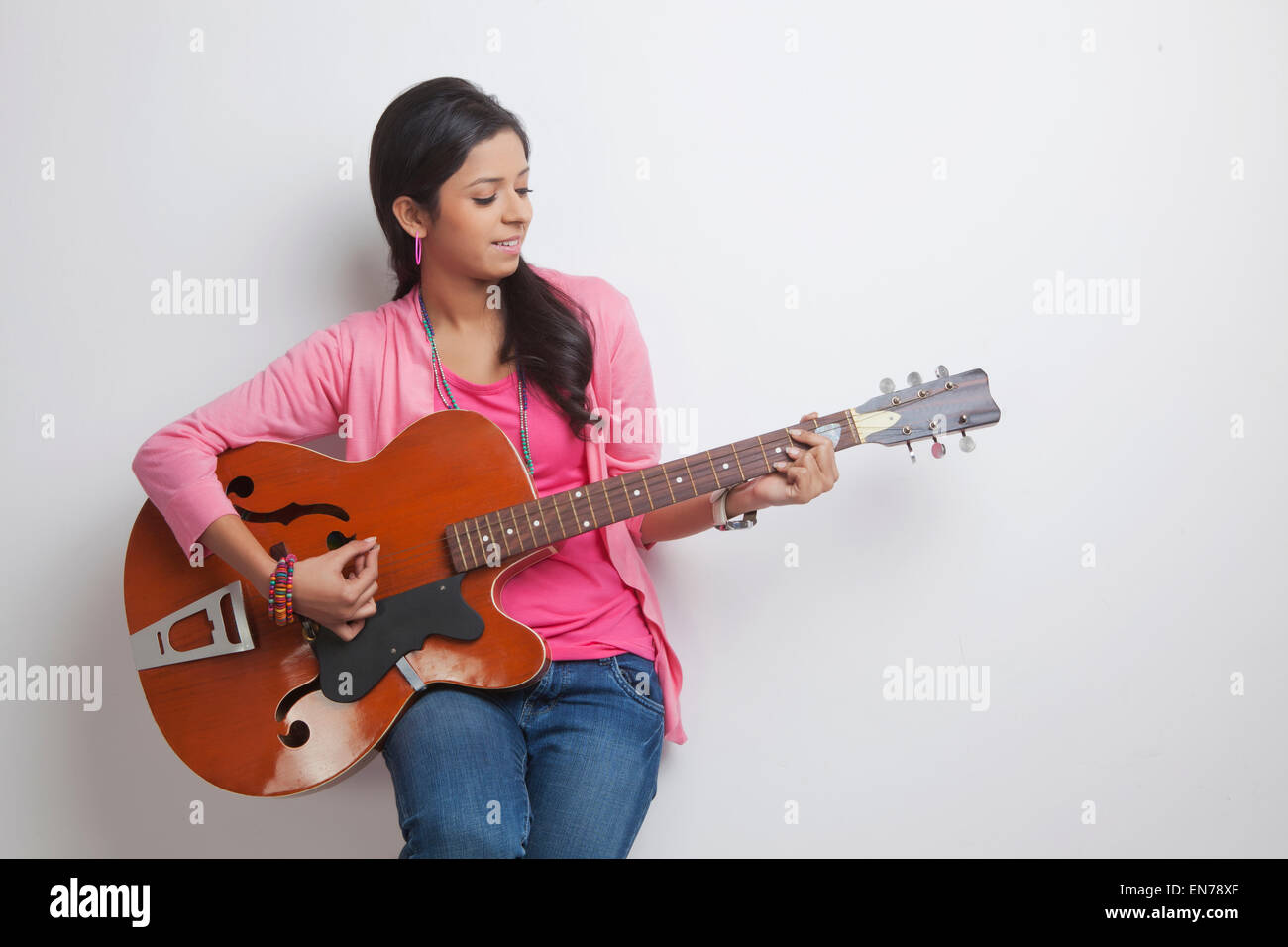 Mädchen spielen auf Gitarre Stockfoto