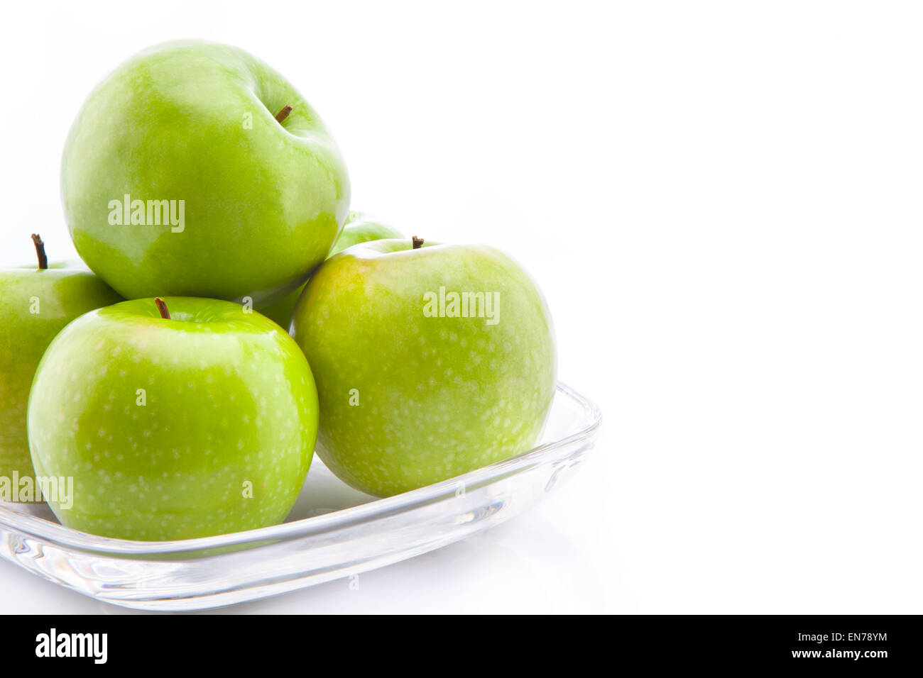 Grüne Äpfel in eine Schüssel geben Stockfoto