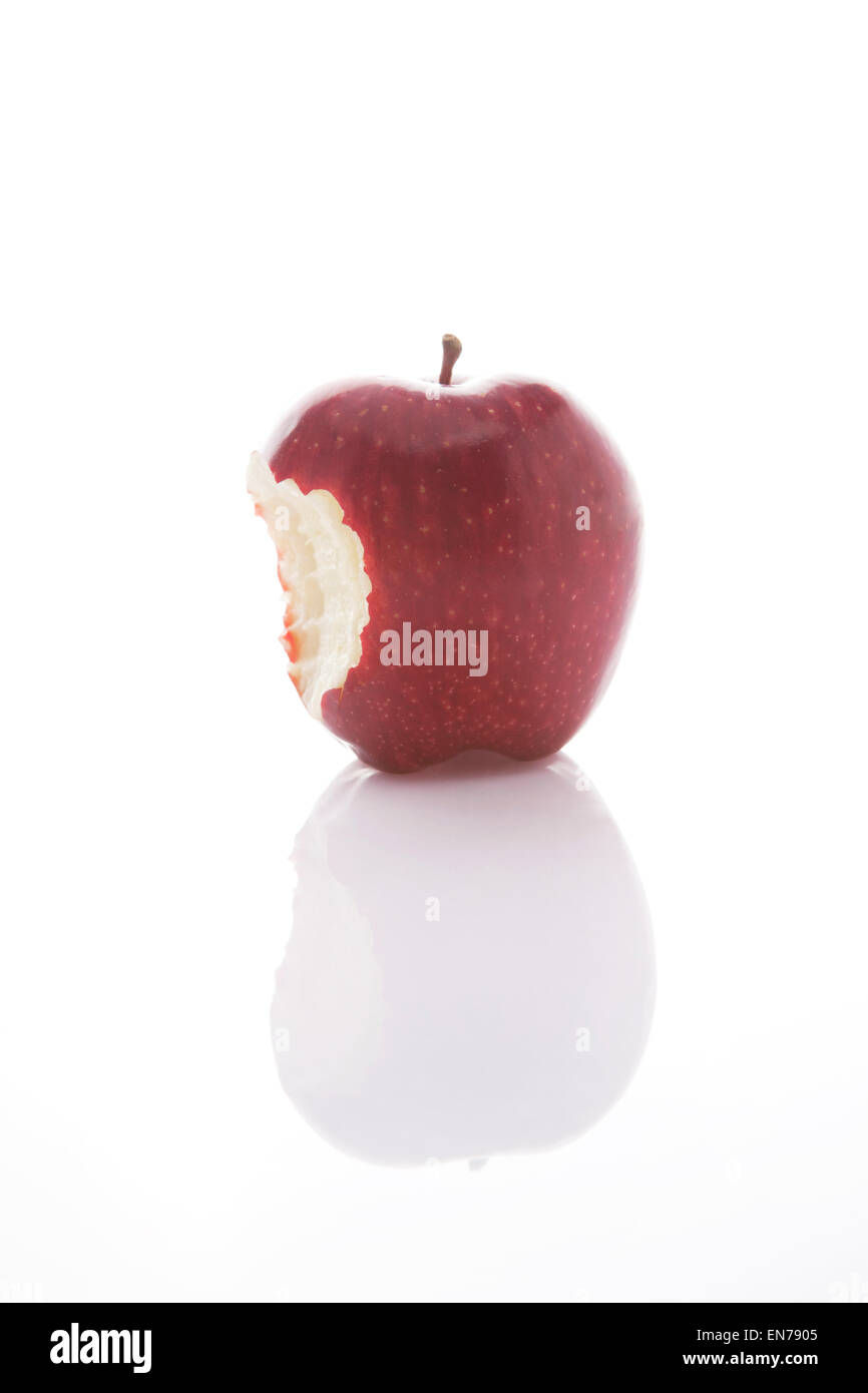 Roter Apfel mit Biss Stockfoto