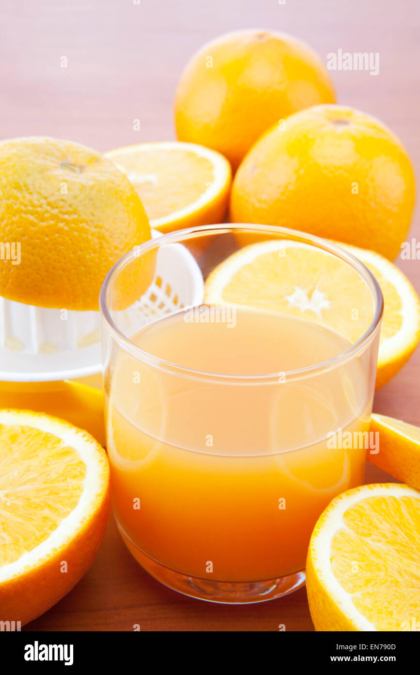 Glas mit Orangensaft Stockfoto