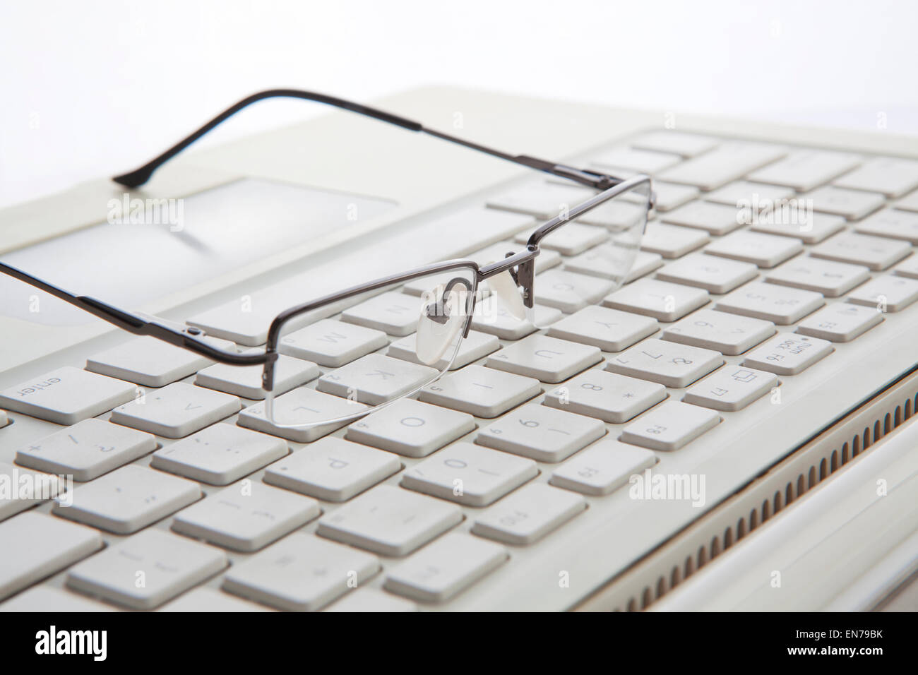 Brille auf laptop Stockfoto