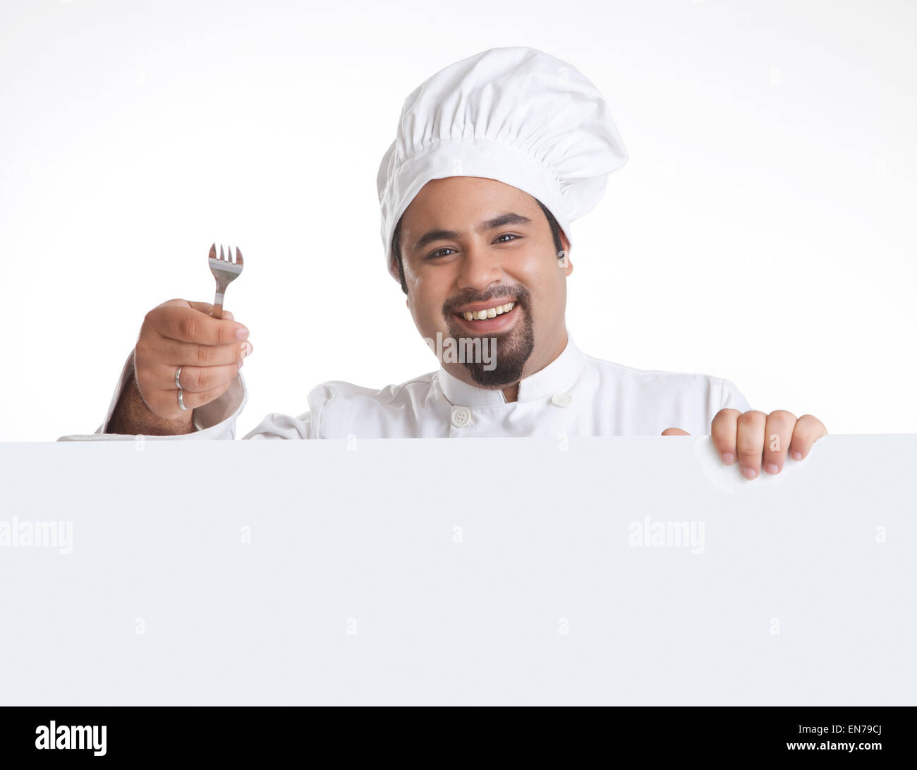 Porträt des Küchenchefs mit Gabel lächelnd Stockfoto