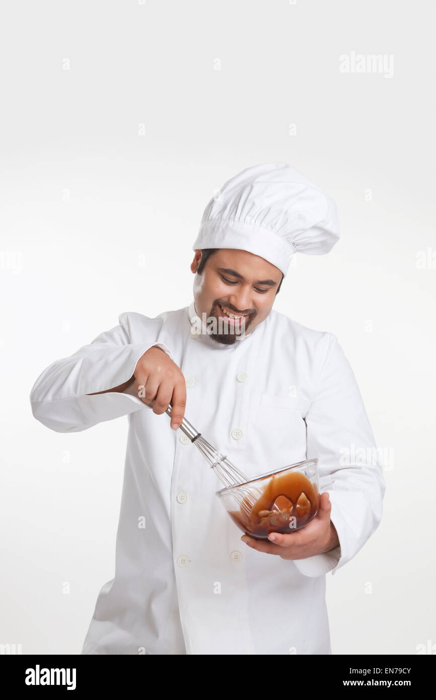 Koch, Schokolade in einer Schüssel mischen Stockfoto