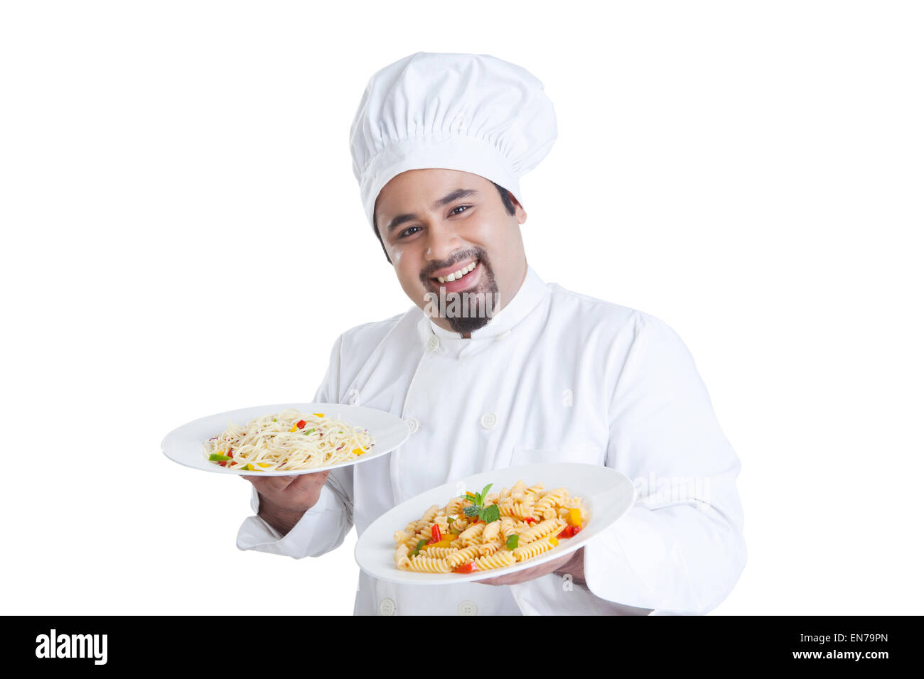 Porträt der Küchenchef hält Teller mit Nudeln Stockfoto