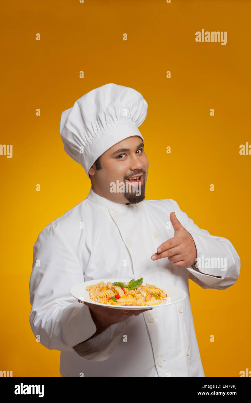Portrait des Küchenchefs mit Teller pasta Stockfoto
