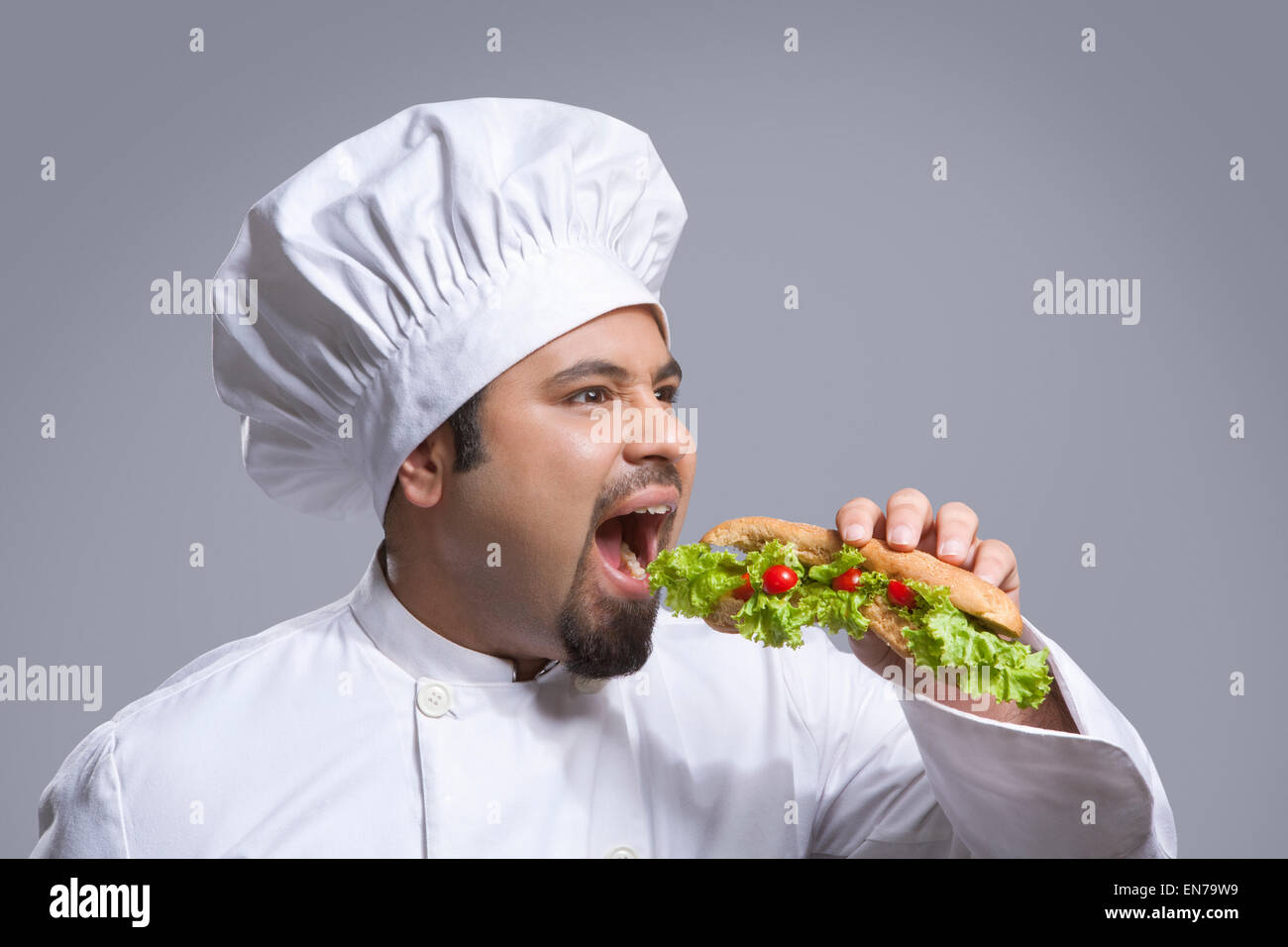 Koch, ein Sandwich Essen Stockfoto