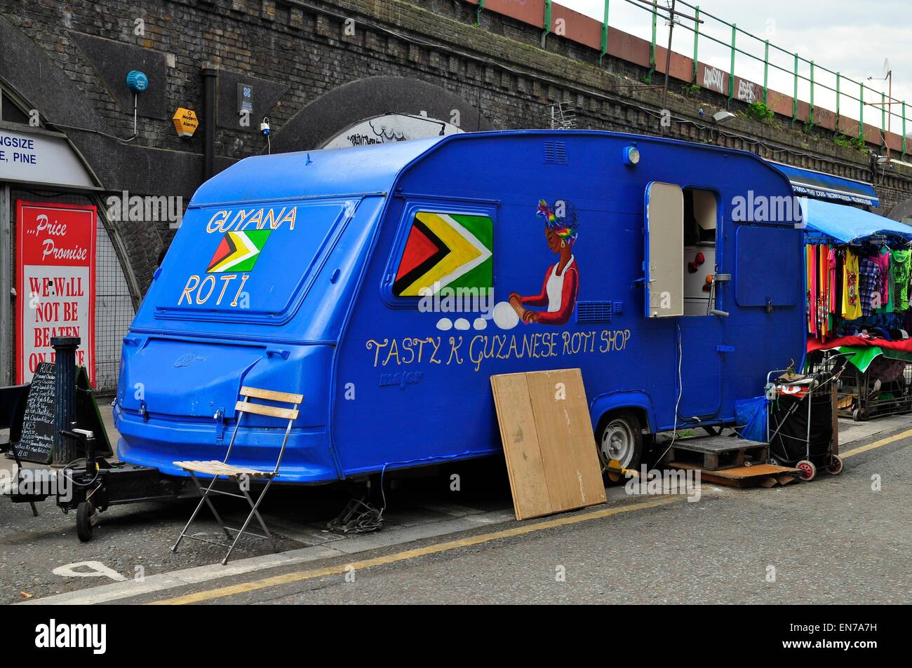 Wohnwagen Verkauf zum Mitnehmen Guyana Roti, Brixton, London, England, Vereinigtes Königreich Stockfoto