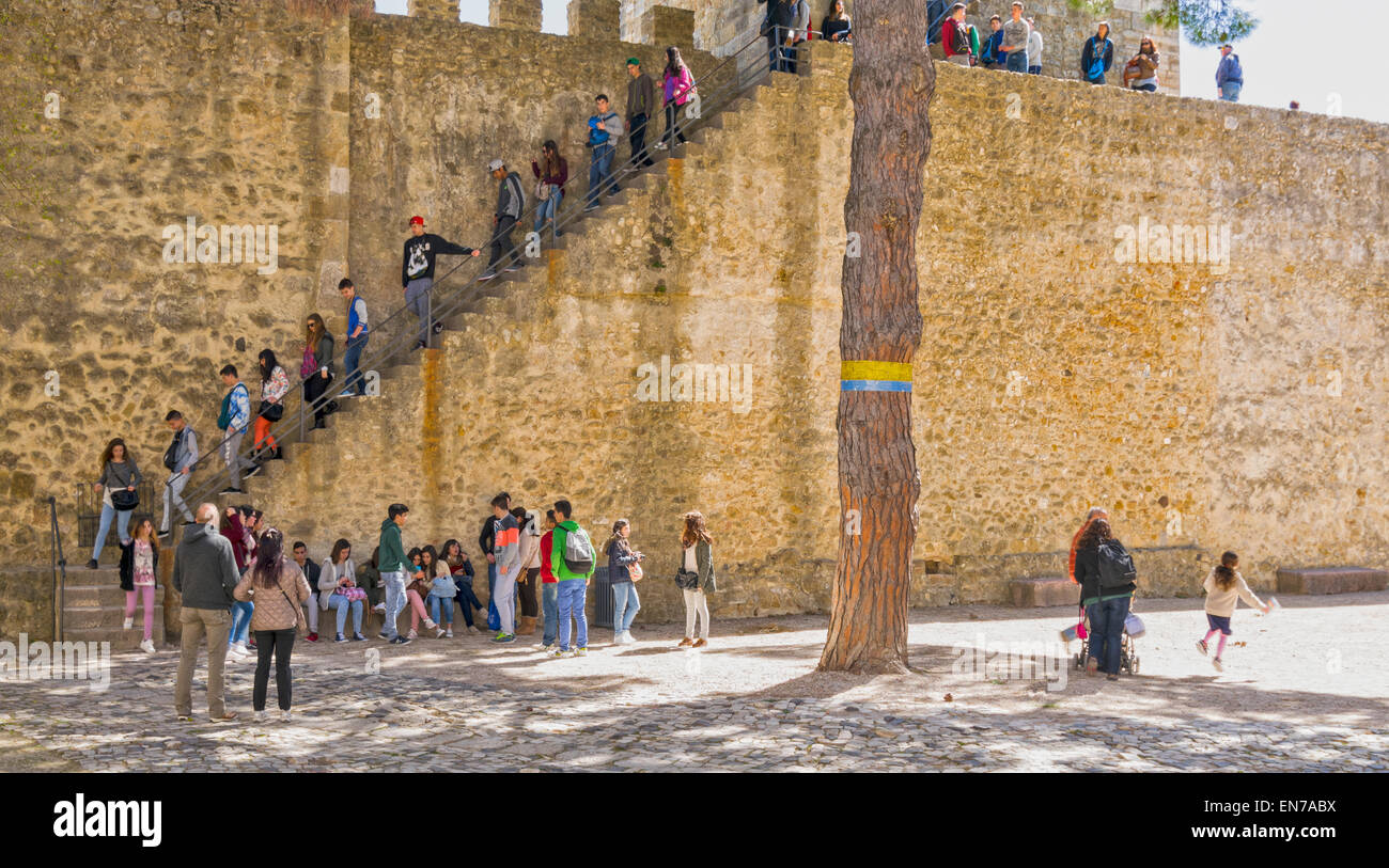 LISSABON PORTUGAL CASTELO SAO JORGE INTERIEUR MIT PERSONEN ÜBER EINE TREPPE ODER SCHRITTE IN EINER BURGMAUER Stockfoto