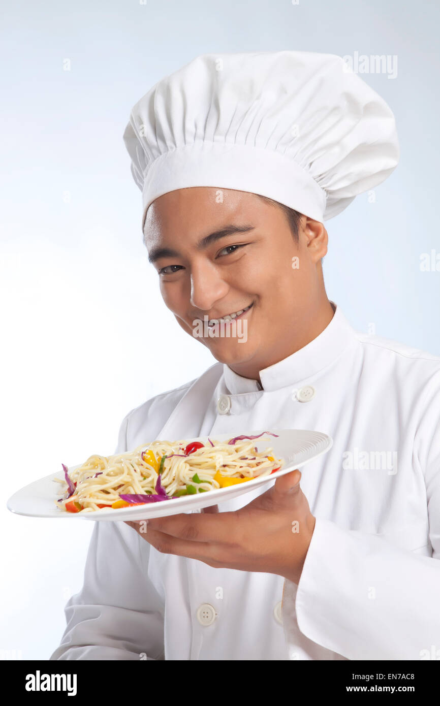 Portrait des Küchenchefs mit Teller Nudeln Stockfoto