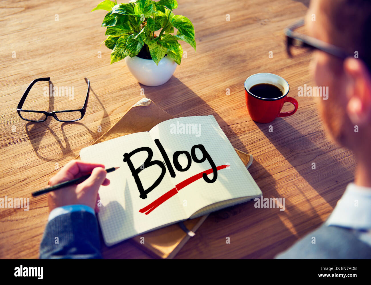 Geschäftsmann Brainstorming über Blog Stockfoto