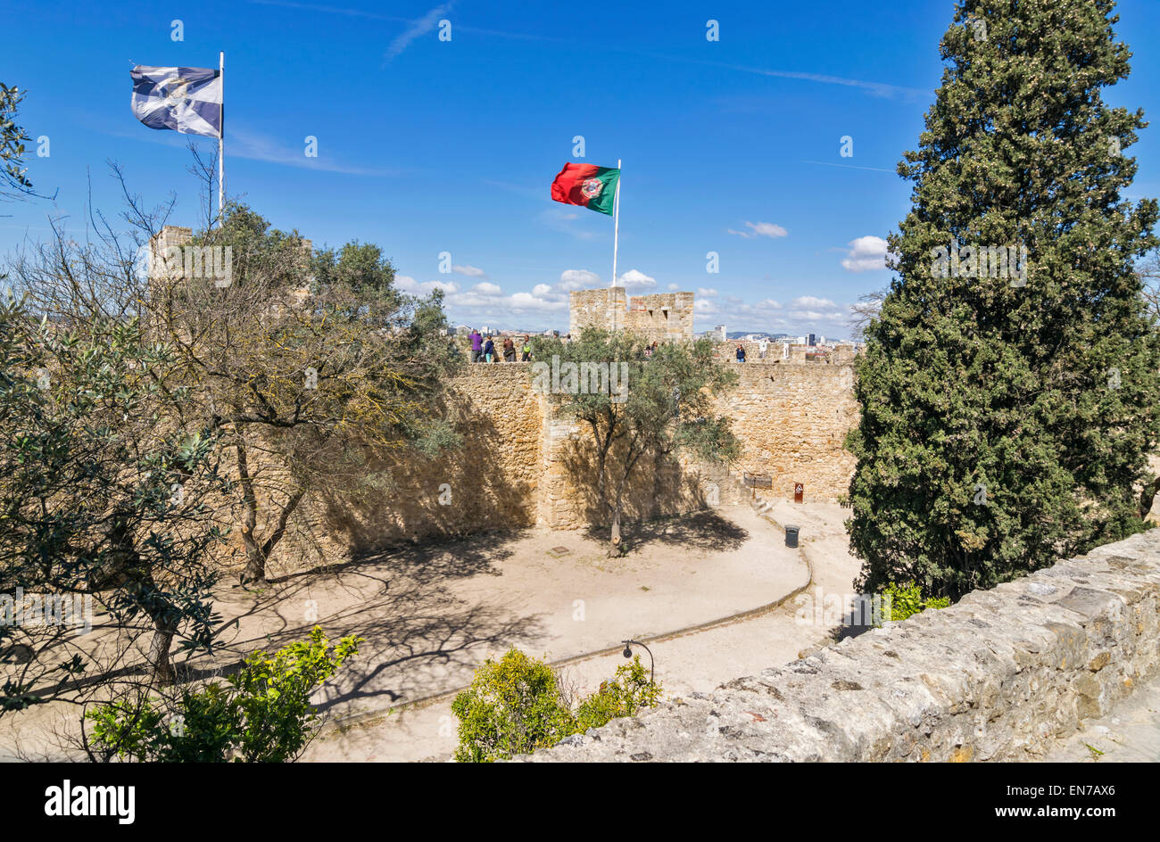 LISSABON PORTUGAL CASTELO SAO JORGE INTERIEUR MIT WÄLLEN UND MAUERN Stockfoto