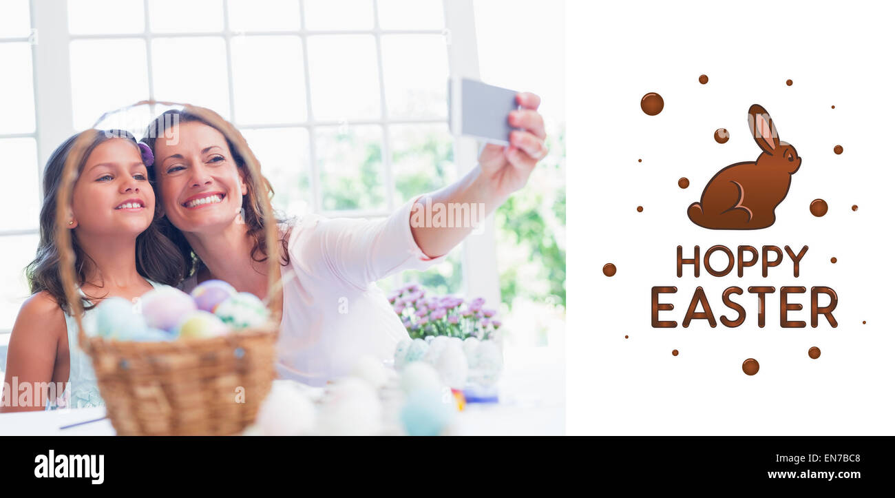 Zusammengesetztes Bild der glücklichen Mutter und Tochter nehmen selfie Stockfoto