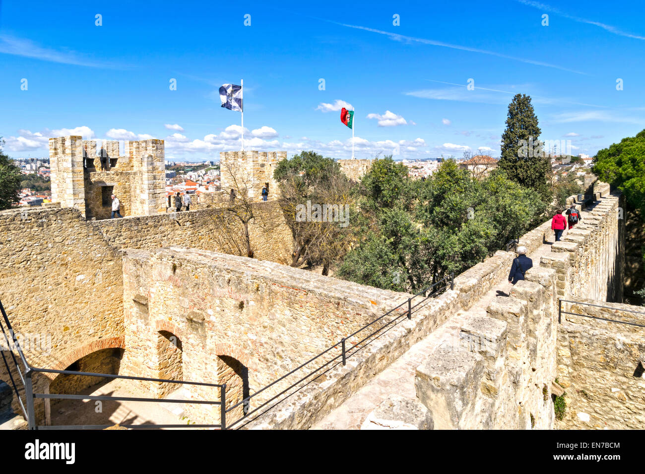 LISSABON PORTUGAL CASTELO SAO JORGE WÄLLE, MAUERN UND GEHWEGE Stockfoto
