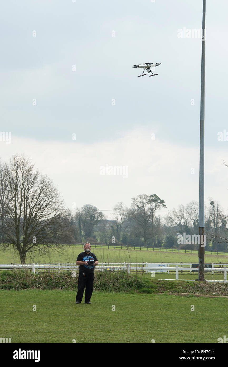 Man fliegt eine Multi-Rotor-Hubschrauber-Drohne Stockfoto