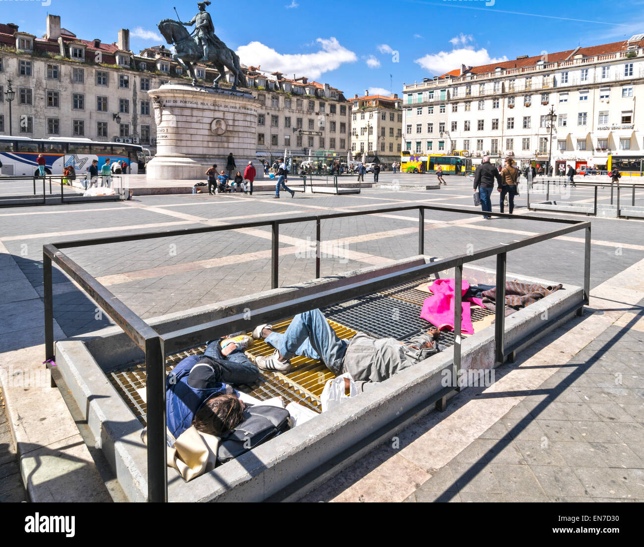 LISSABON PORTUGAL SCHLAFEN RAU AUF DIE METRO WARME LUFT VENTILATOREN AUF DEM PRAÇA DA FIGUEIRA PLATZ Stockfoto