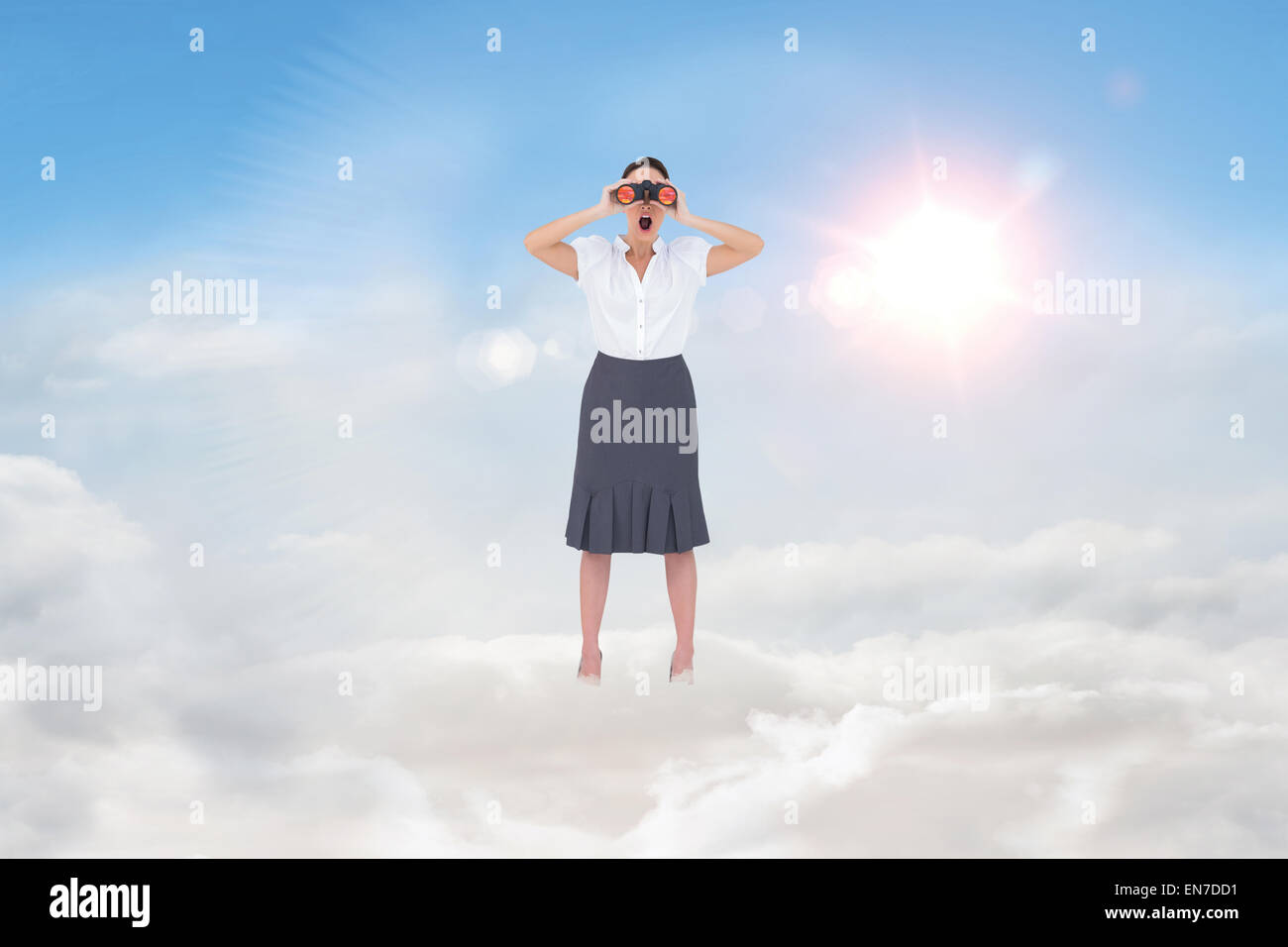 Zusammengesetztes Bild schockiert elegante Geschäftsfrau Blick durch ein Fernglas Stockfoto