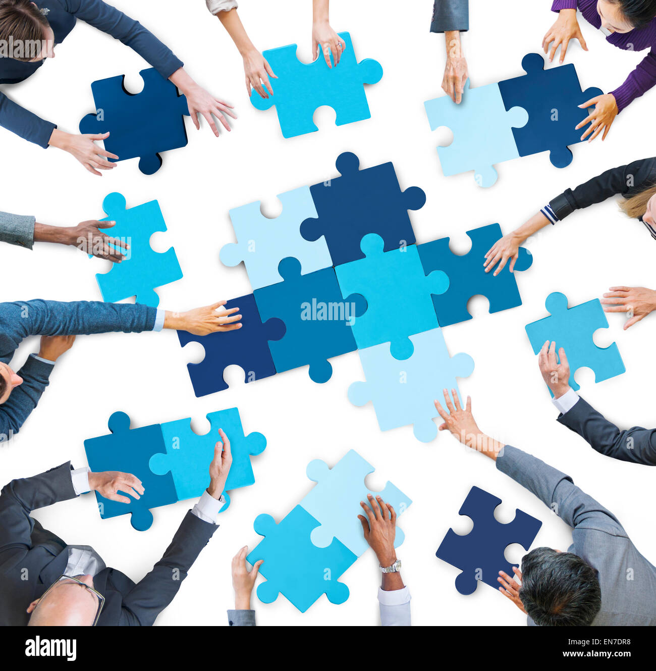 Luftaufnahme von Geschäftsleuten, die Puzzleteile zusammensetzen Stockfoto