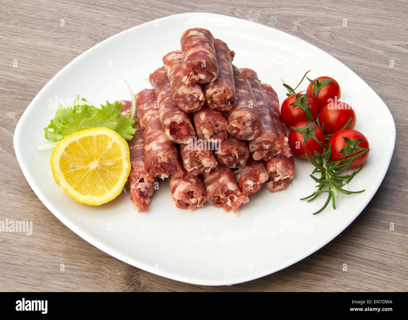 Teller mit Wurst und Gemüse Stockfoto