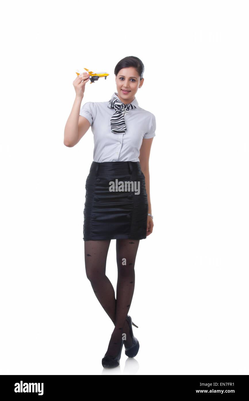 Porträt der Stewardess mit Spielzeug Flugzeug Stockfoto