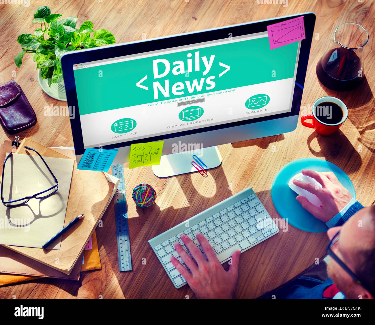 Digitale Online-tägliche News Update Office Konzept arbeiten Stockfoto