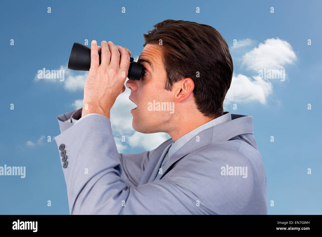 Zusammengesetztes Bild der visionäre Geschäftsmann Blick in die Zukunft Stockfoto