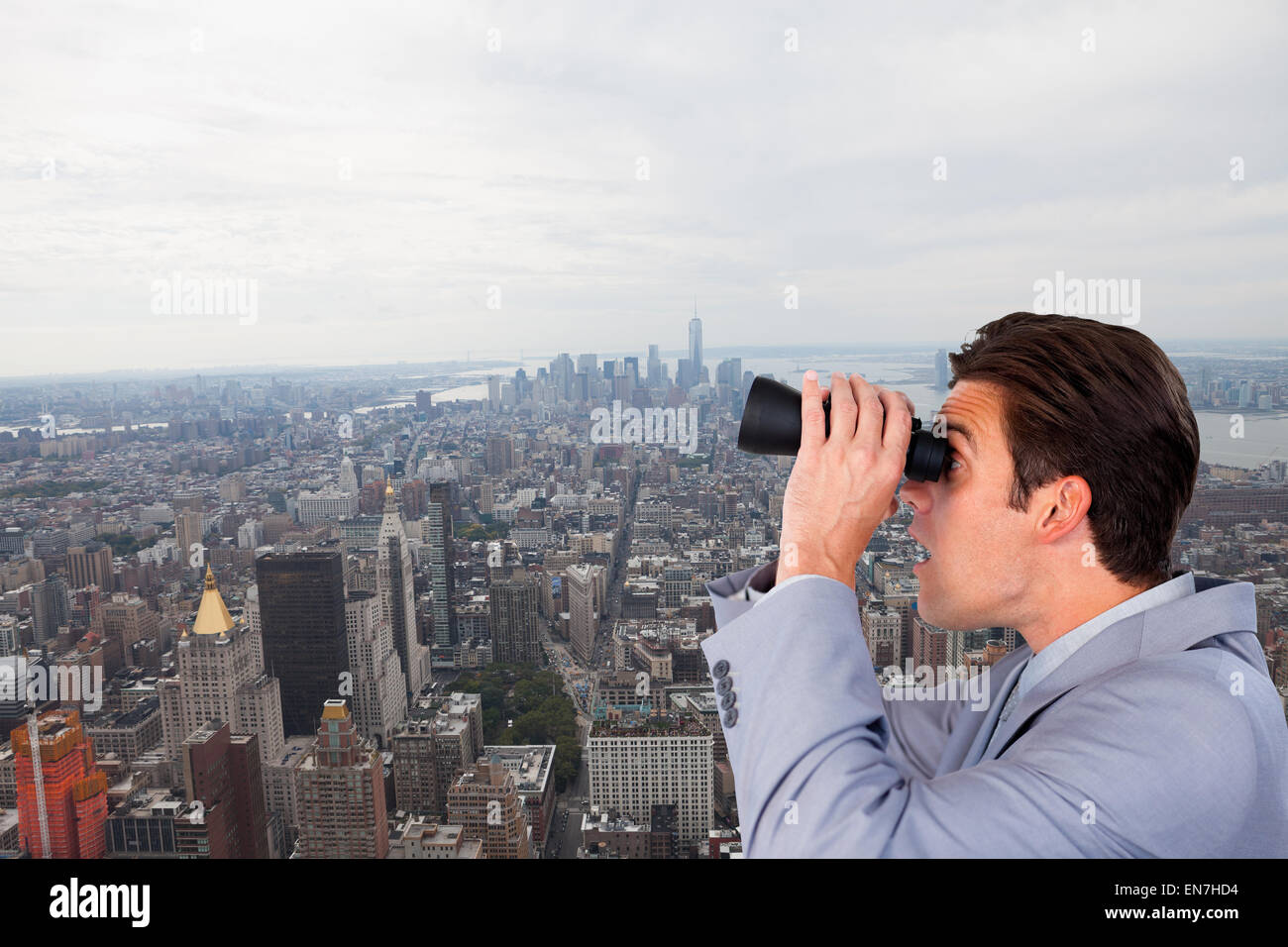 Zusammengesetztes Bild der visionäre Geschäftsmann Blick in die Zukunft Stockfoto
