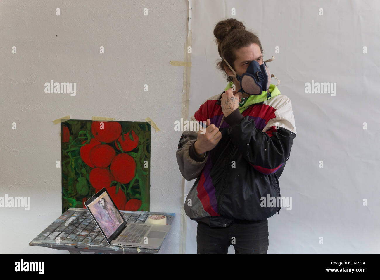 Gaia (26) ist einer der drei am meisten Zulauf Künstler unter 30 Jahren, nach der Pollinihotels das US-Magazin Forbes. Gaia ist in Rom wo bereitet eine Ausstellung über die Einwanderung. Im Studio im Zentrum von Rom, Gast des Kurators Stefano Antonelli wird hier dargestellt. Die Maske wird verwendet, um mit Spray-Farben zu malen, sich zu schützen Stockfoto