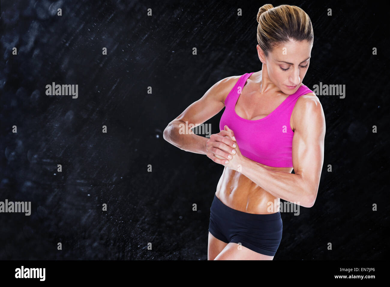 Zusammengesetztes Bild der Bodybuilderin biegen mit Händen zusammen Stockfoto