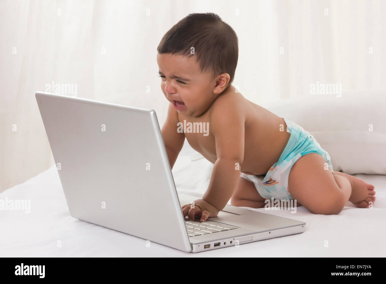 Baby mit Laptop zu weinen Stockfotografie - Alamy