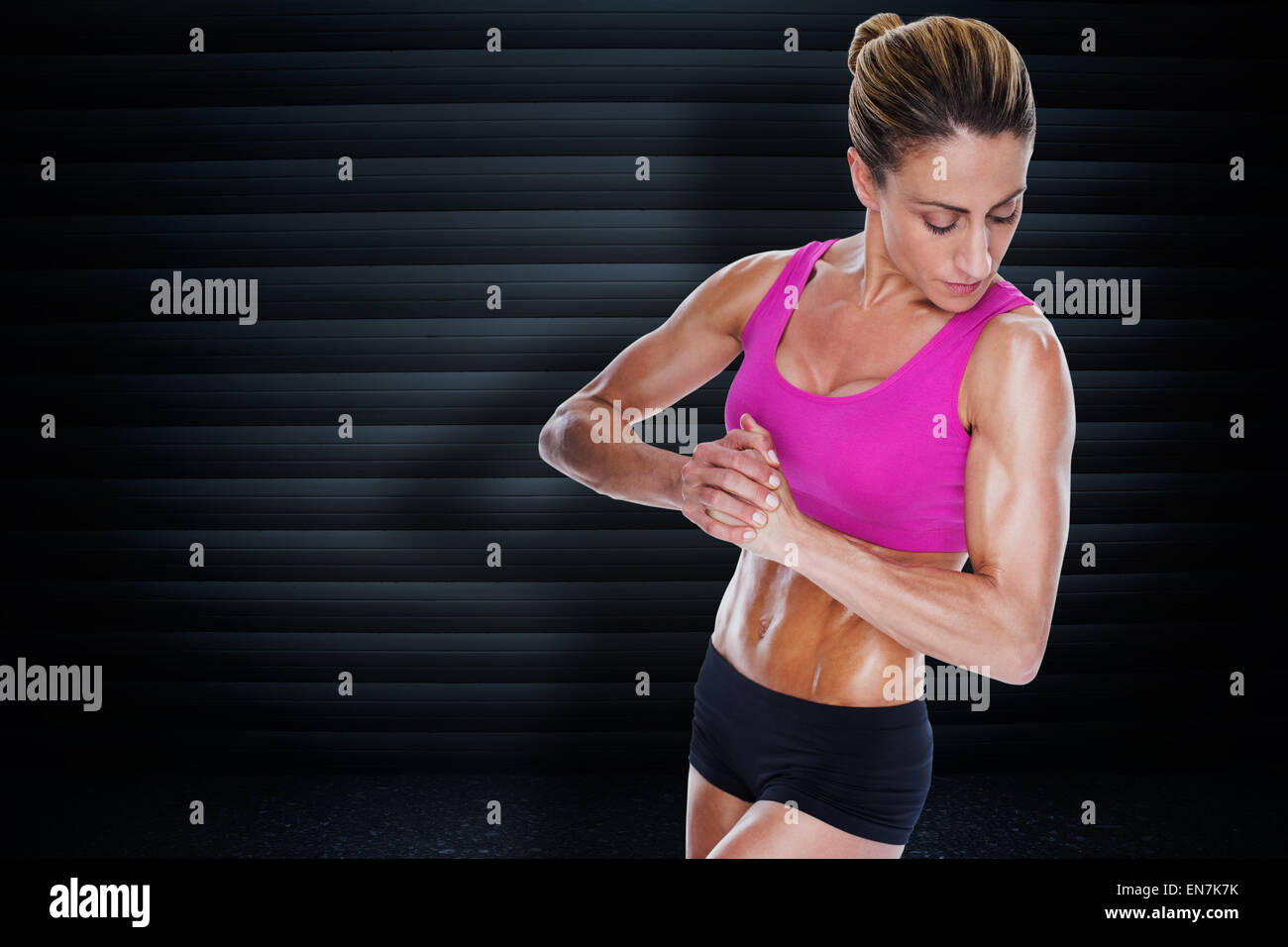 Zusammengesetztes Bild der Bodybuilderin biegen mit Händen zusammen Stockfoto