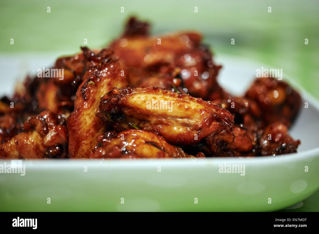 Nahaufnahme von karamellisierten Chicken Wings, thai Rezept Stockfoto