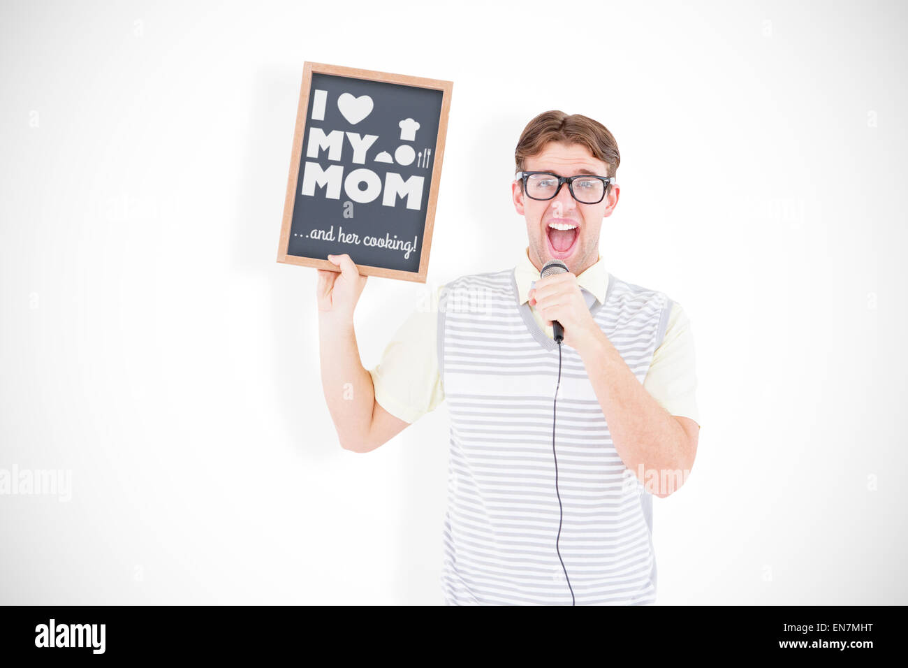 Zusammengesetztes Bild geeky Hipster Tafel halten und ins Mikrofon singen Stockfoto