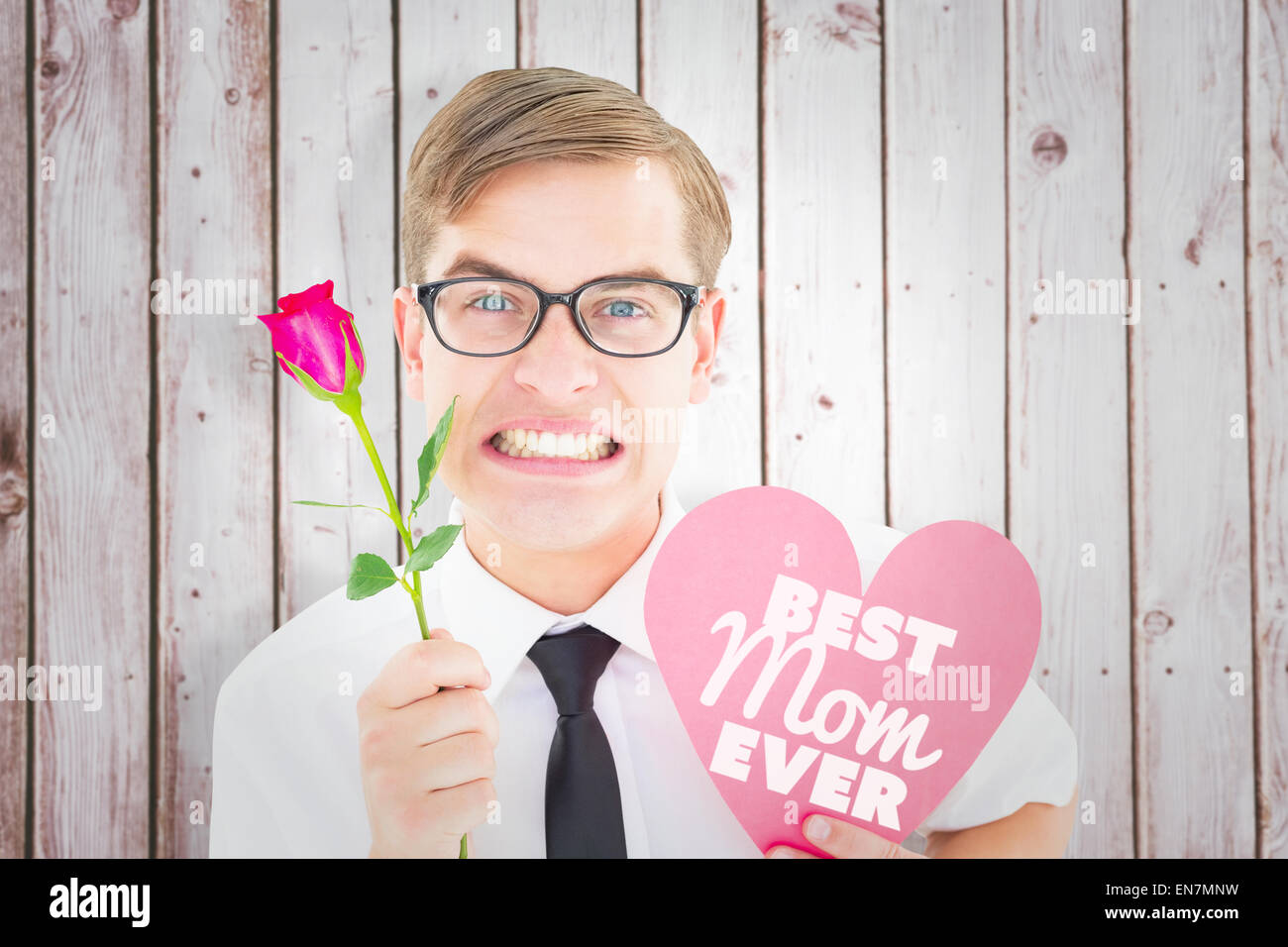 Zusammengesetztes Bild geeky Hipster hält eine rote Rose und Herzkarte Stockfoto