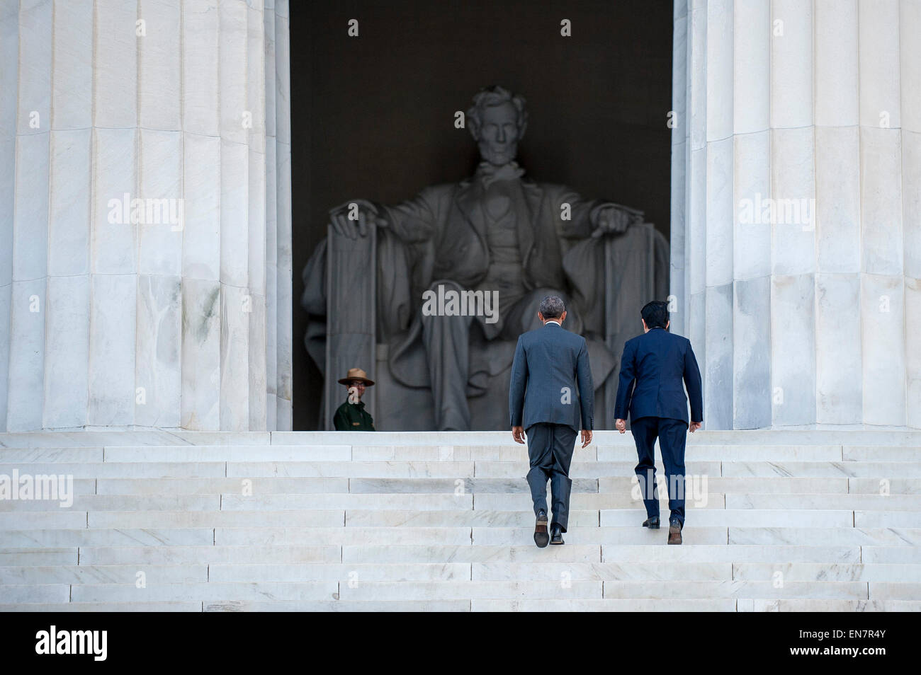 Columbia, USA. 27. April 2015. Präsident Barack Obama und Premierminister Shinzo Abe Japan besuchen Sie das Lincoln Memorial in Washington, District Of Columbia, Vereinigte Staaten, Montag, 27. April 2015. Premierminister Abe befindet sich in der Hauptstadt der Nation, eine Reihe von wirtschaftlichen, Sicherheit und globale Themen, einschließlich der Fortschritte bei der Trans-Pacific Partnership, Japans Rolle in der Allianz und den Klimawandel zu diskutieren. Bildnachweis: Pete Marovich/Pool über CNP - NO WIRE SERVICE - © Dpa/Alamy Live-Nachrichten Stockfoto