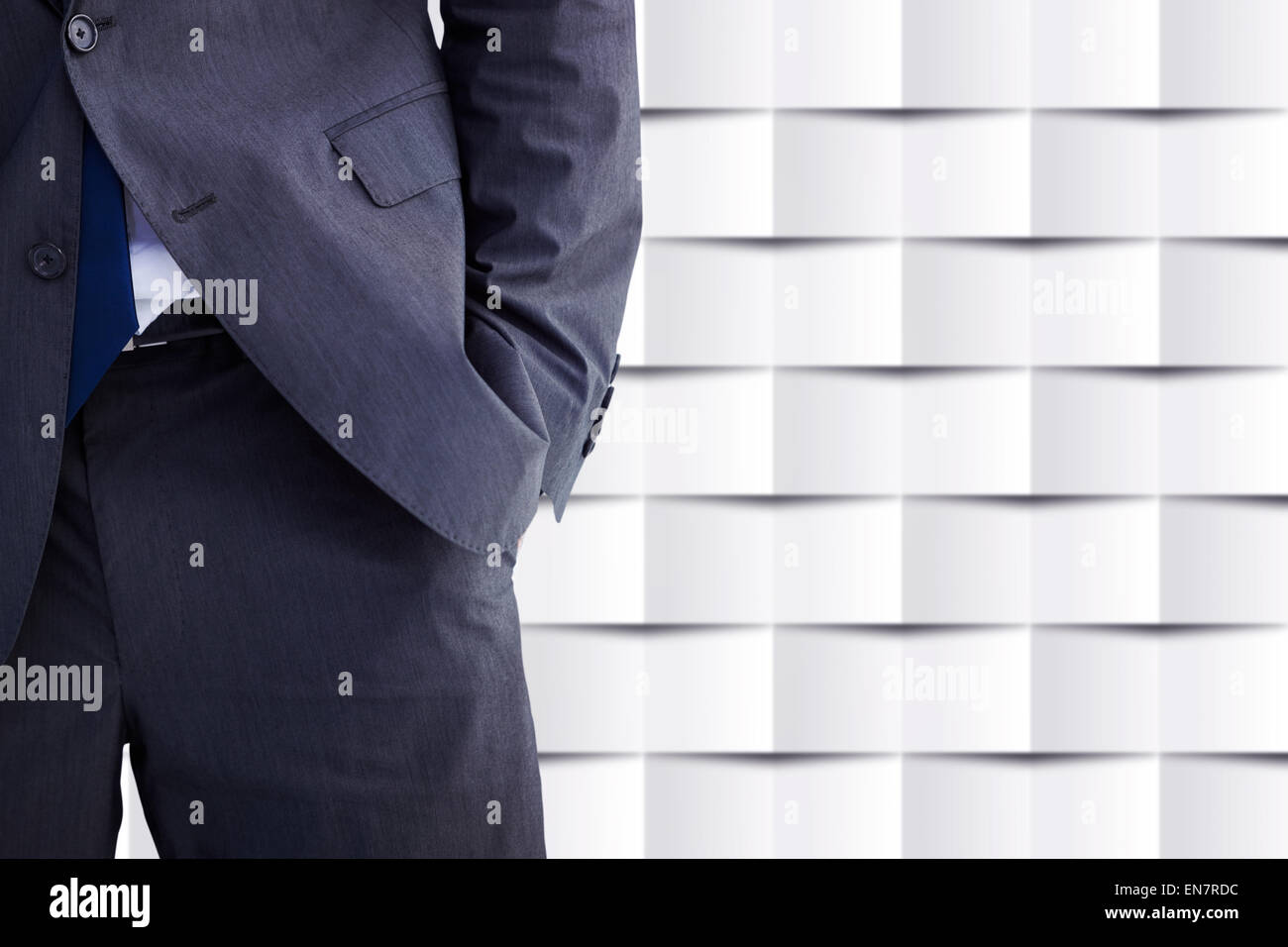 Zusammengesetztes Bild des Kaufmanns stehend mit Hand in der Tasche Stockfoto