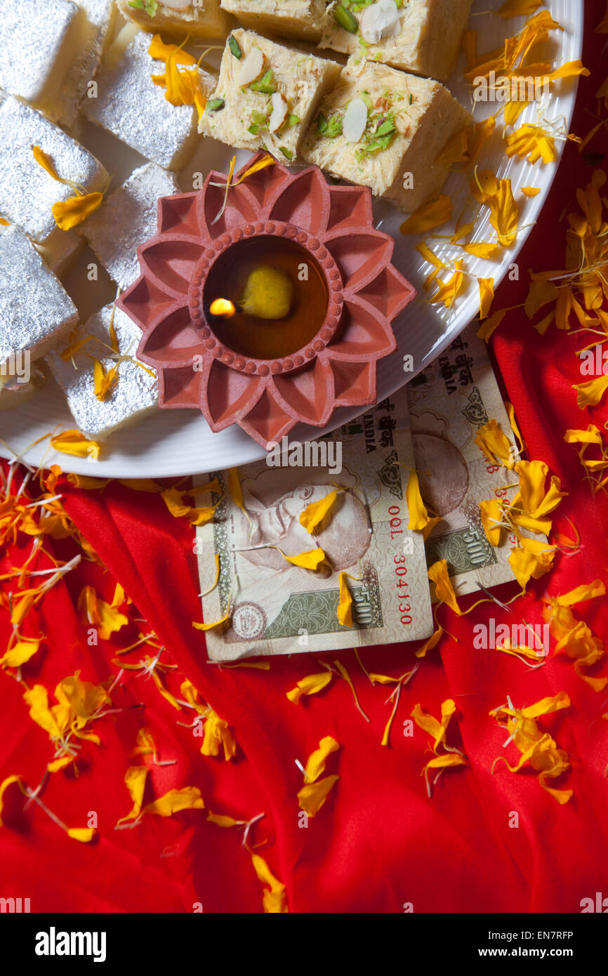 Draufsicht der Diya, Süßigkeiten und Währung Stockfoto