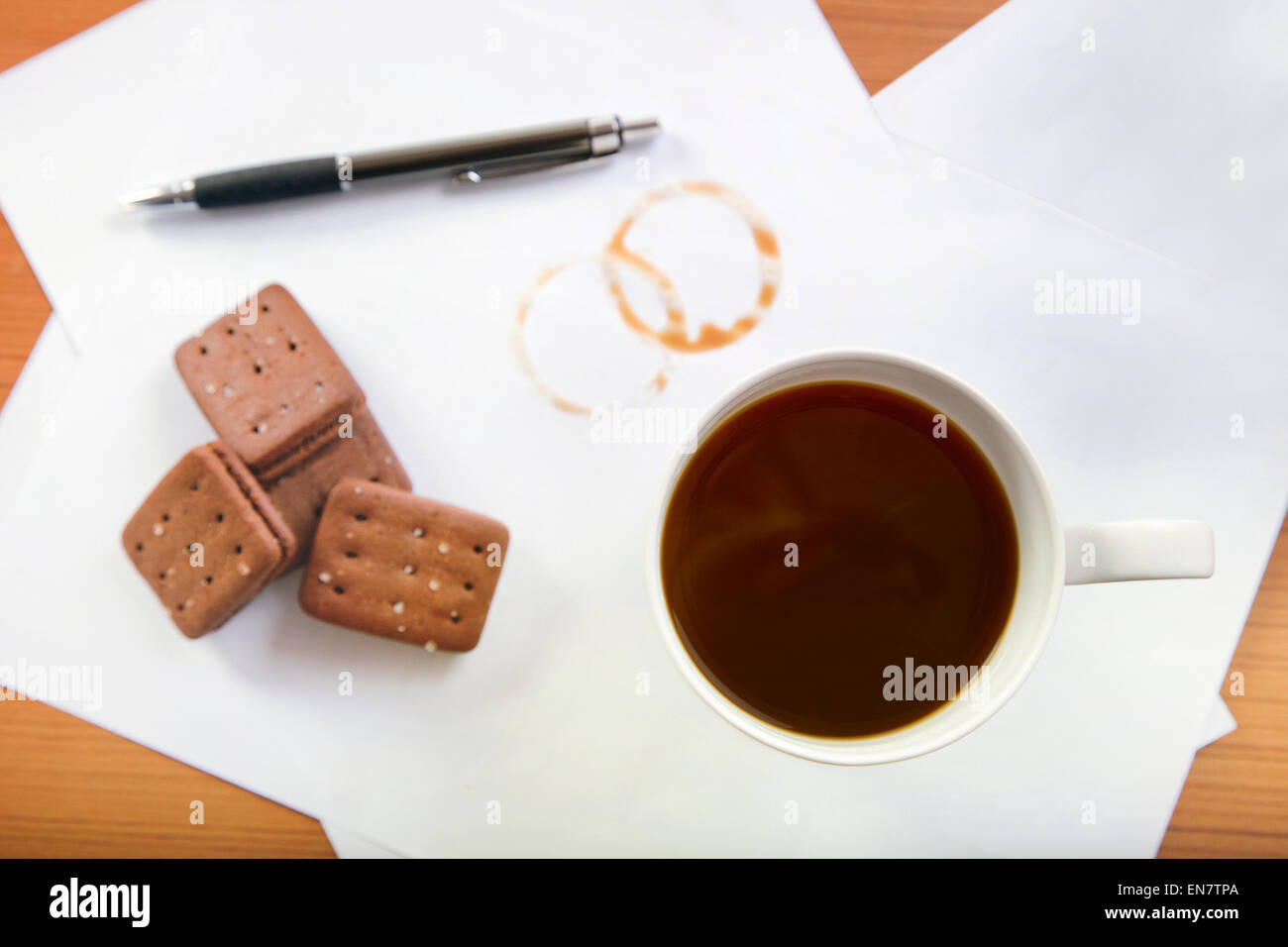 Kaffee und Gebäck auf Schreibtisch Stockfoto