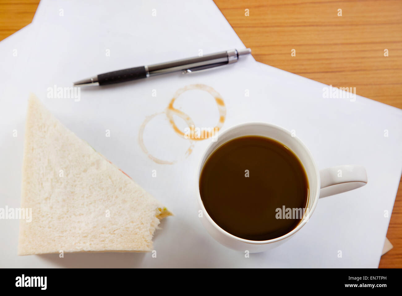 Kaffee und Sandwich auf Schreibtisch Stockfoto