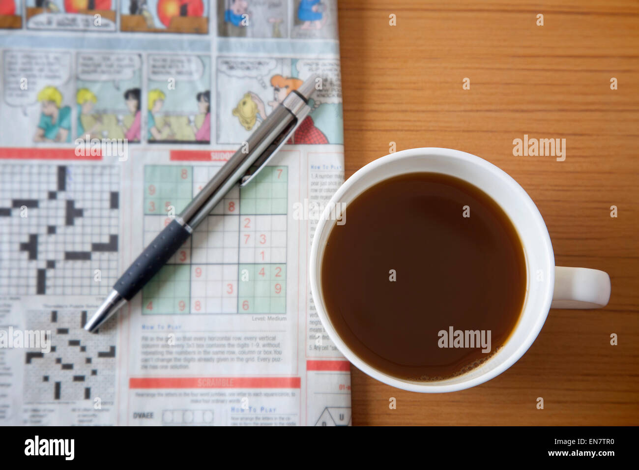 Kaffee mit Zeitung Kreuzworträtsel Stockfoto